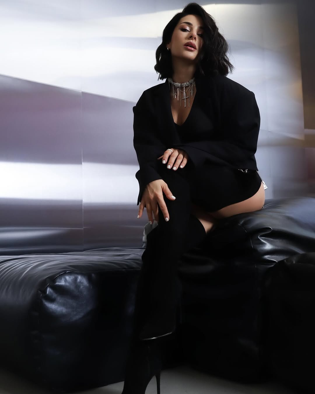 39-летняя Злата Огневич поразила стальным прессом в необычном образе: смелые фото