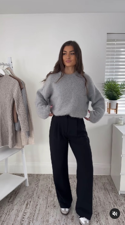 Как стилизовать серый свитер: блогерша показала 3 варианта на каждый день (видео)