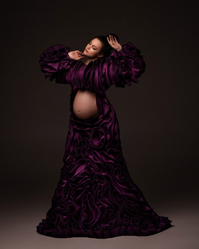 Вагітна дружина Позитива вразила сміливими кадрами у сукні з цікавим акцентом