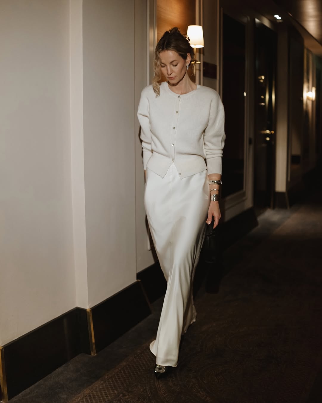 Total white look: элегантный образ на День Валентина, который сможет повторить каждая