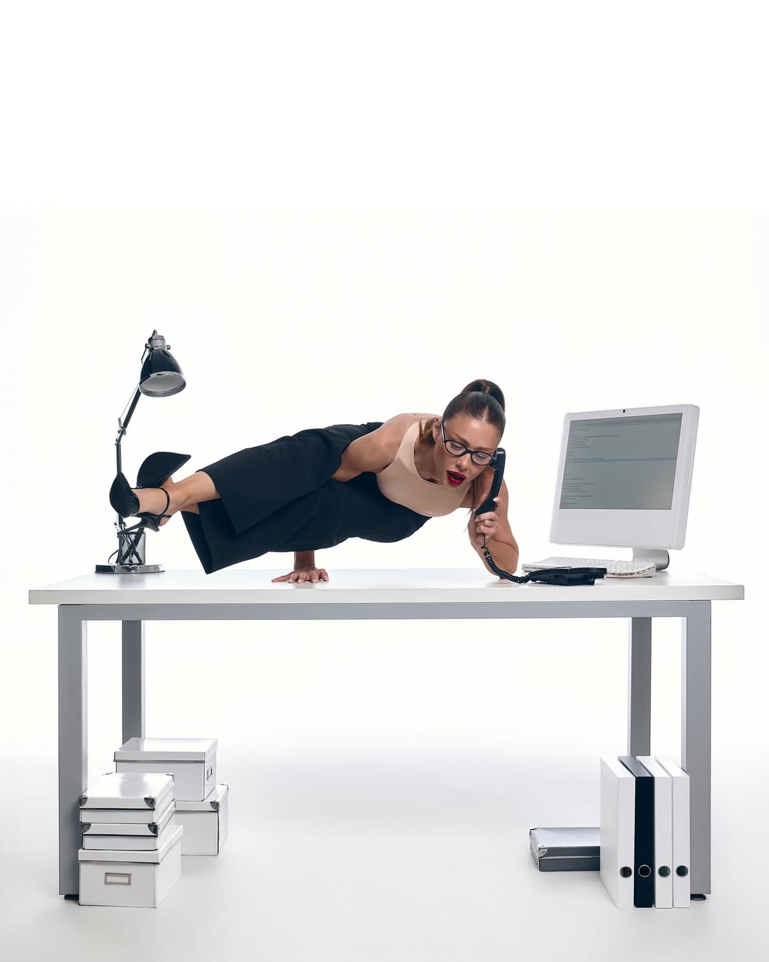 Тіна Кароль показала складні асани з йоги в обтислому комбінезоні: фото, які вражають