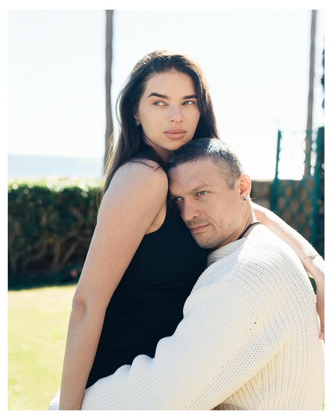 Дружина Усика замилувала новими фото в обіймах боксера