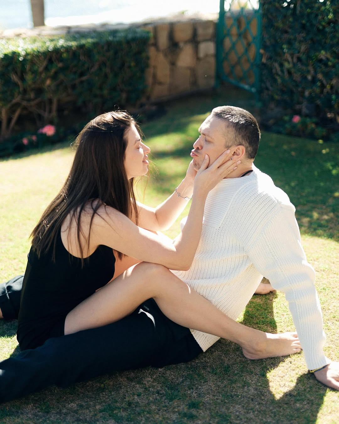 Дружина Усика замилувала новими фото в обіймах боксера