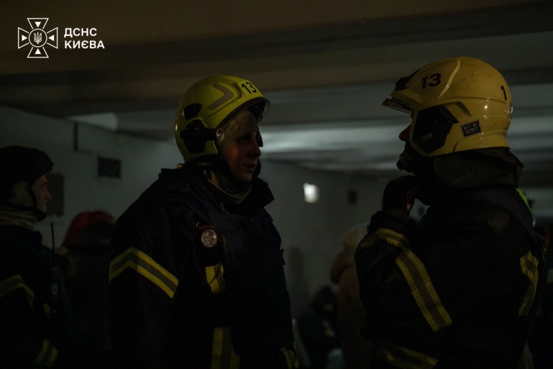 Kyiv hit by Russian strike: 5-story building damaged, people injured