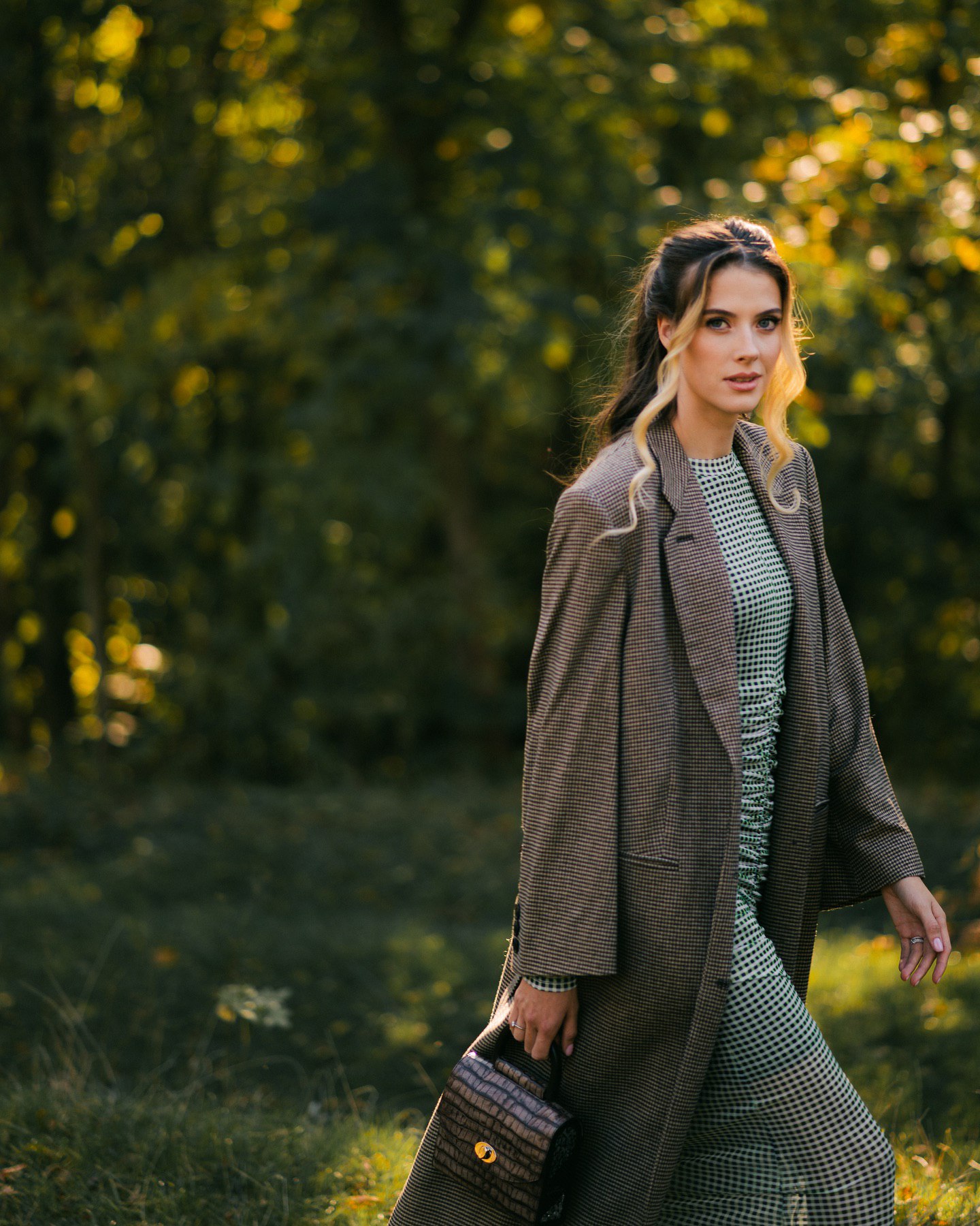 Массивное пальто и приталенное платье. Магучих показала стильный &quot;лук&quot; на осень (фото)