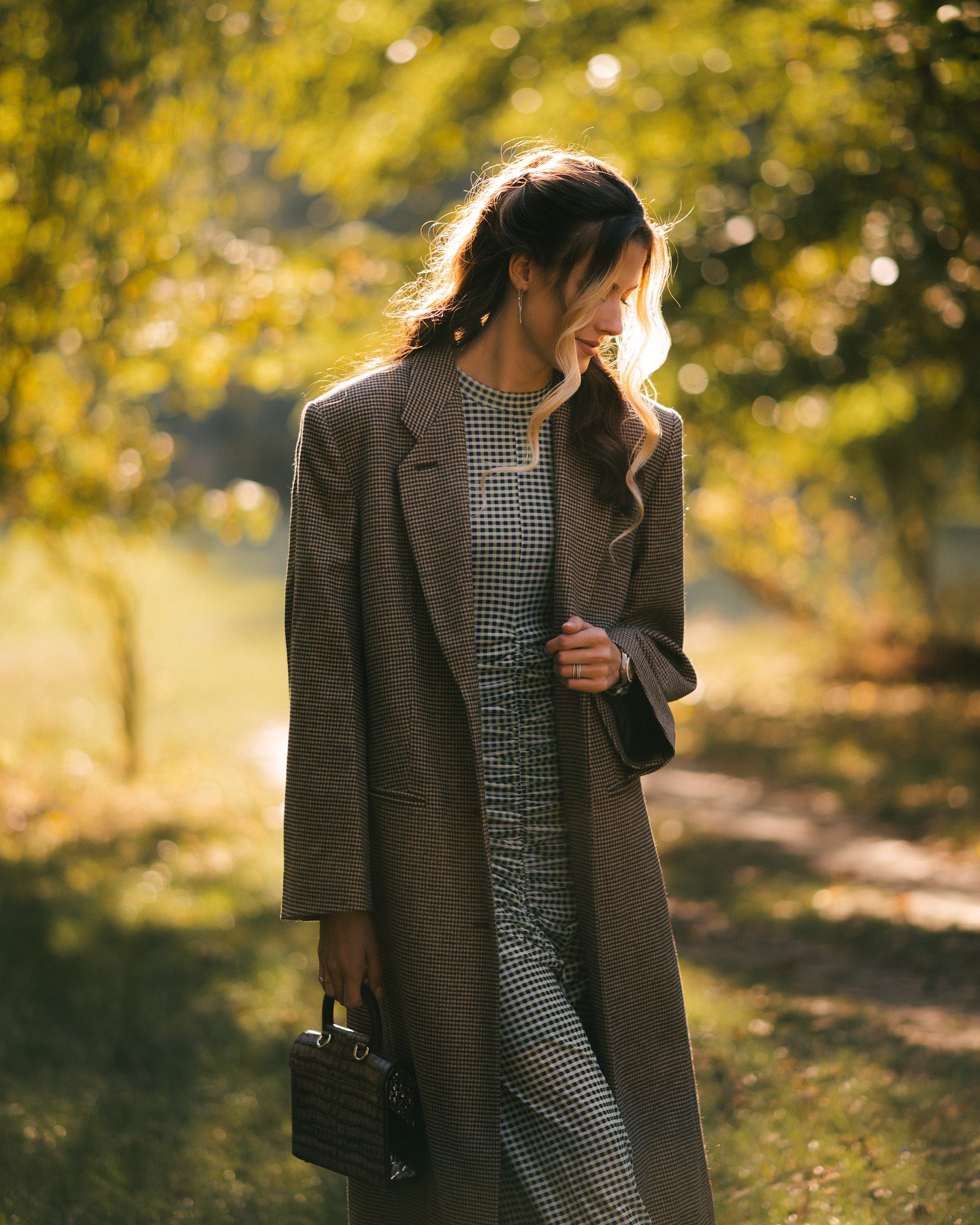 Массивное пальто и приталенное платье. Магучих показала стильный &quot;лук&quot; на осень (фото)