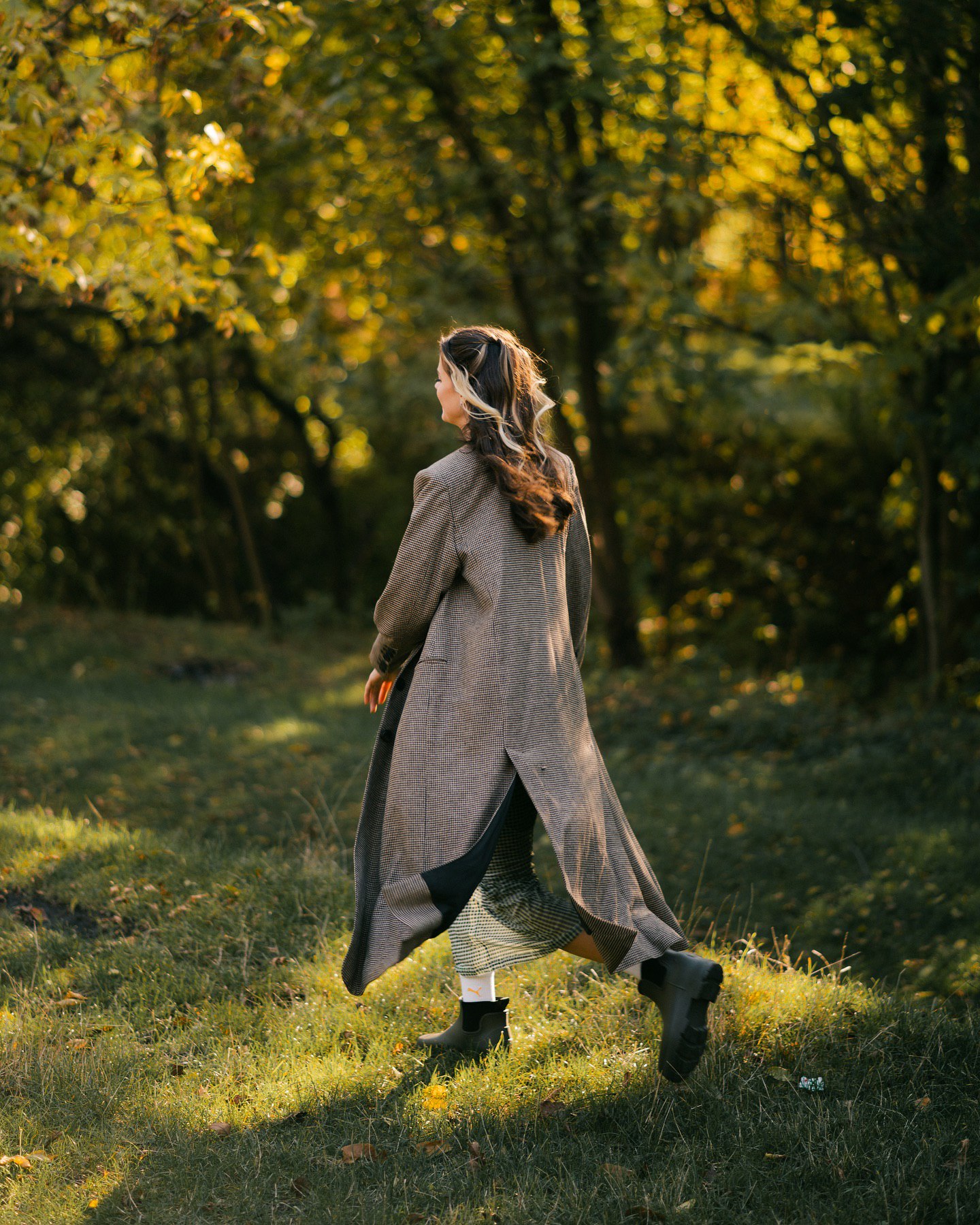 Массивное пальто и приталенное платье. Магучих показала стильный &quot;лук&quot; на осень (фото)