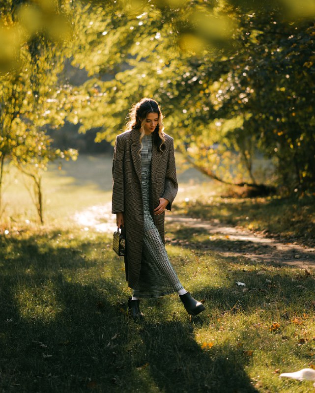 Массивное пальто и приталенное платье. Магучих показала стильный &quot;лук&quot; на осень (фото)