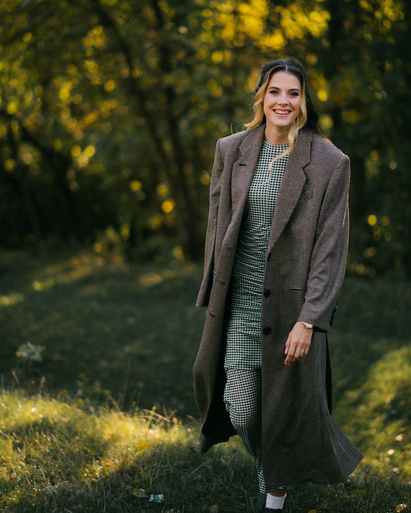 Массивное пальто и приталенное платье. Магучих показала стильный &quot;лук&quot; на осень (фото)