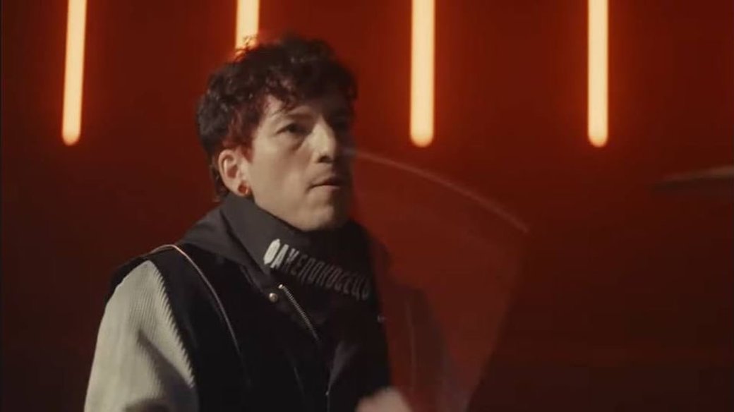 Участник Twenty One Pilots появился в новом клипе в бандане с украинской надписью (видео)