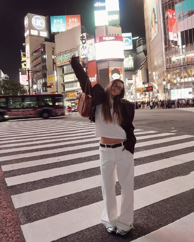 Как носить самые модные джинсы лета 2025: стильные идеи от Рамины и бывшей Тищенко