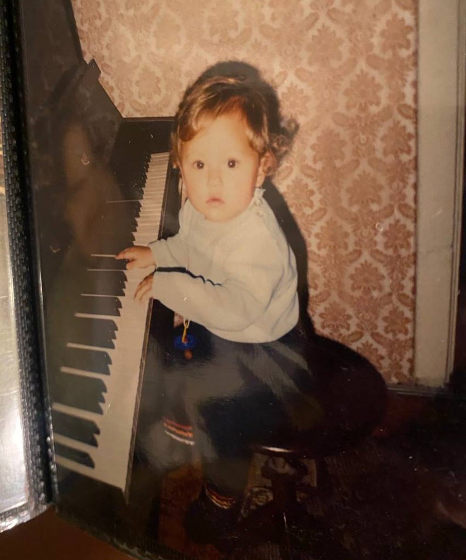 Як дві краплі води: Даша Квіткова вразила схожістю зі своїм сином на архівних фото