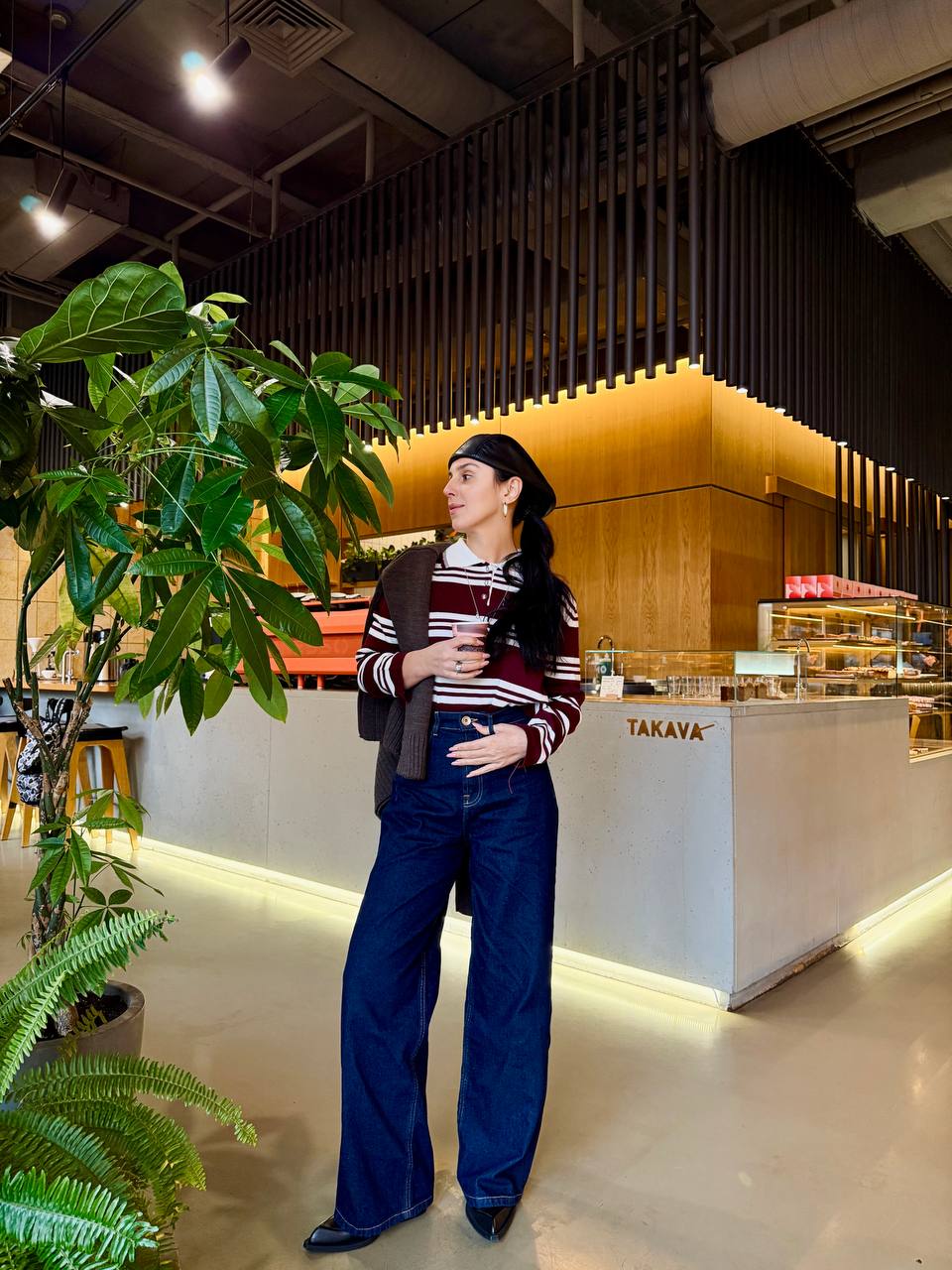 Джамала показала трендовый зимний &quot;лук&quot;: широкие джинсы и свитер на плечах