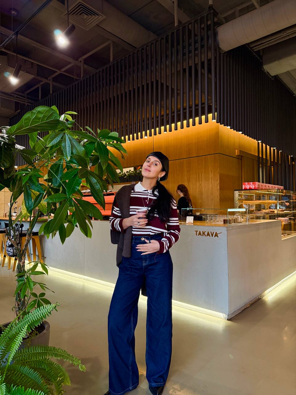 Джамала показала трендовый зимний &quot;лук&quot;: широкие джинсы и свитер на плечах