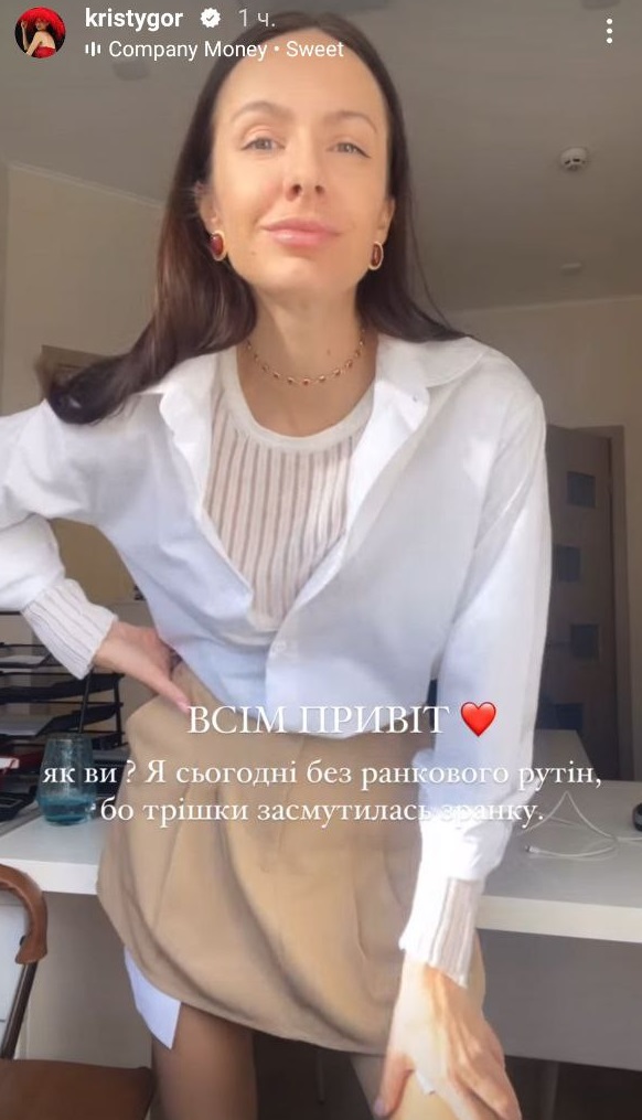 Как стилизовать обычную белую рубашку: бывшая Остапчука показала модные приемы