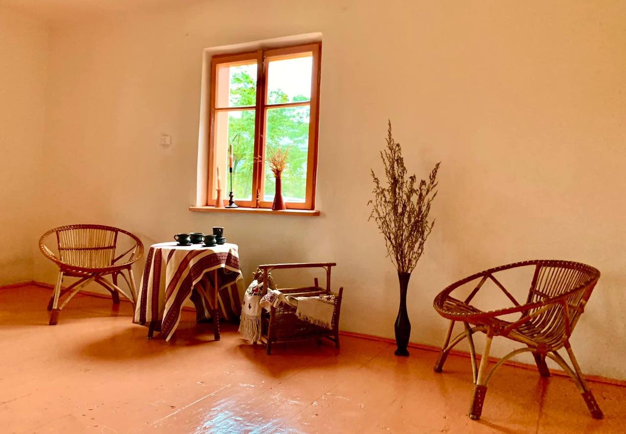 В Україні ремонтують старі хати та виставляють їх на продаж: як це виглядає (фото)