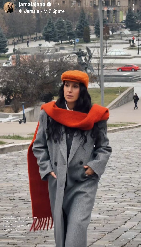 Как носить яркие акценты с классическим пальто: стильный пример от Джамалы