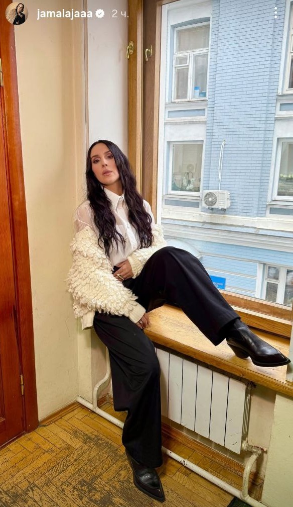 Как носить яркие акценты с классическим пальто: стильный пример от Джамалы