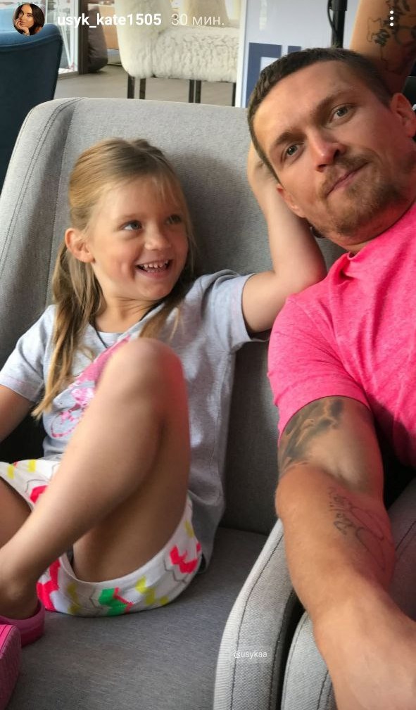 Жена Усика показала старшую дочь на редких семейных фото
