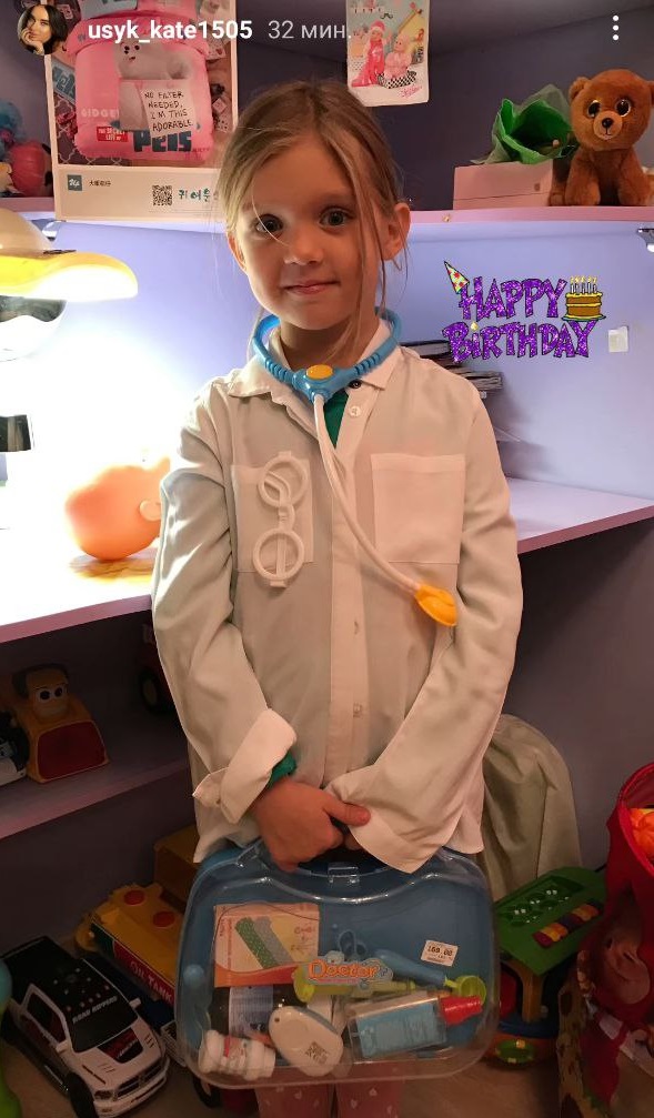 Жена Усика показала старшую дочь на редких семейных фото