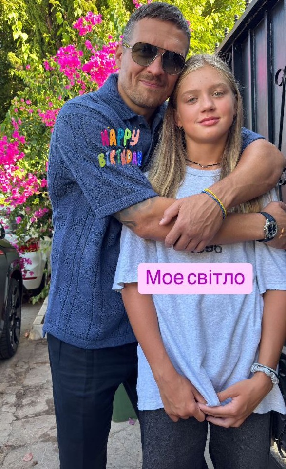 Жена Усика показала старшую дочь на редких семейных фото