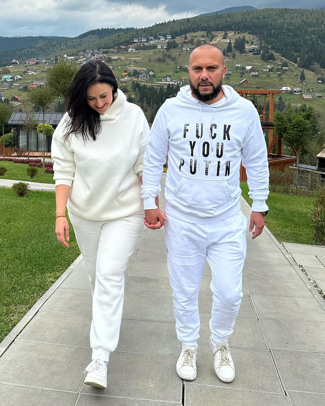 Соломия Витвицкая умилила новыми фото с женихом-военным на фоне заснеженных пейзажей