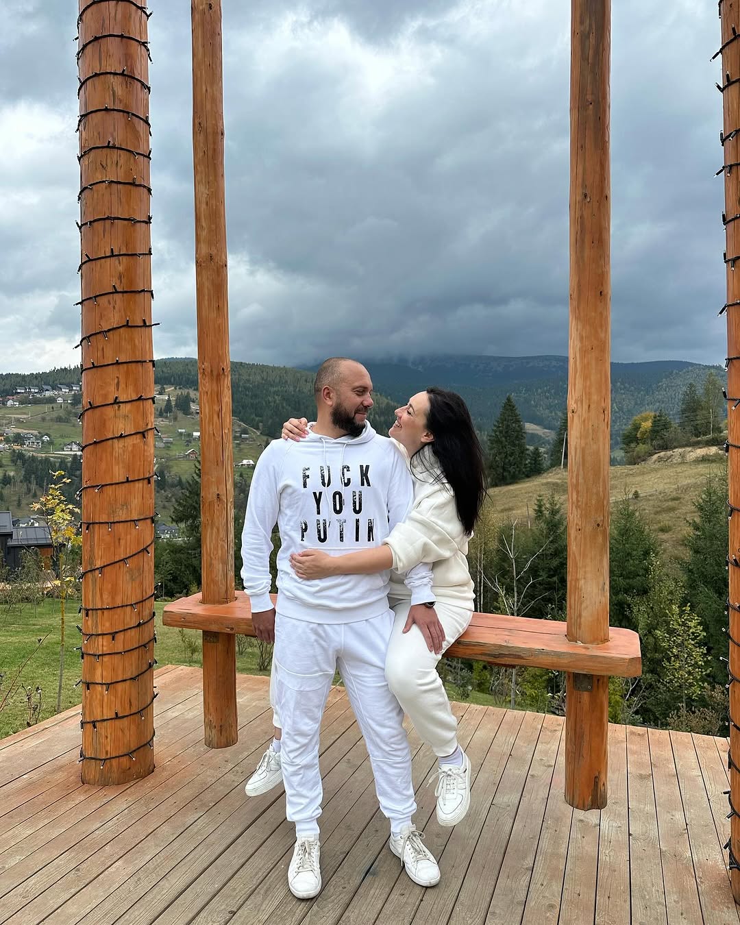 Соломия Витвицкая показала романтические фото с женихом-военным