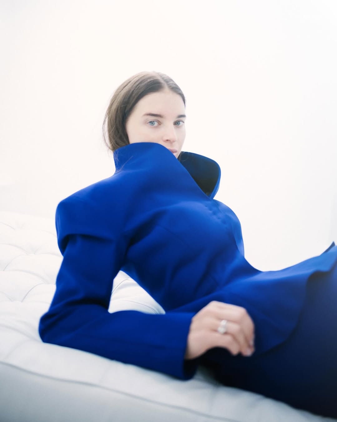 Королівський синій і архітектурний крій: стильний "лук" дружини Усика