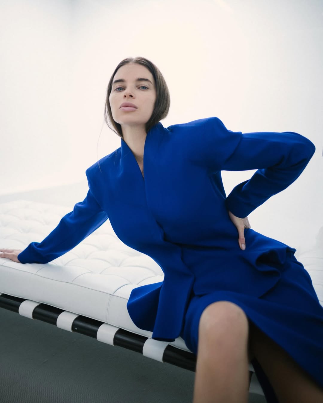 Королівський синій і архітектурний крій: стильний "лук" дружини Усика