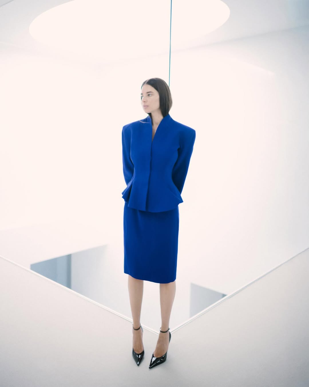 Королівський синій і архітектурний крій: стильний "лук" дружини Усика