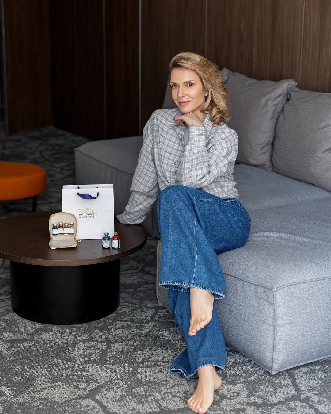 Джинси і сорочка в клітинку - найгарячіший тренд цієї весни: приклади від Каті Осадчої та Марини Боржемської