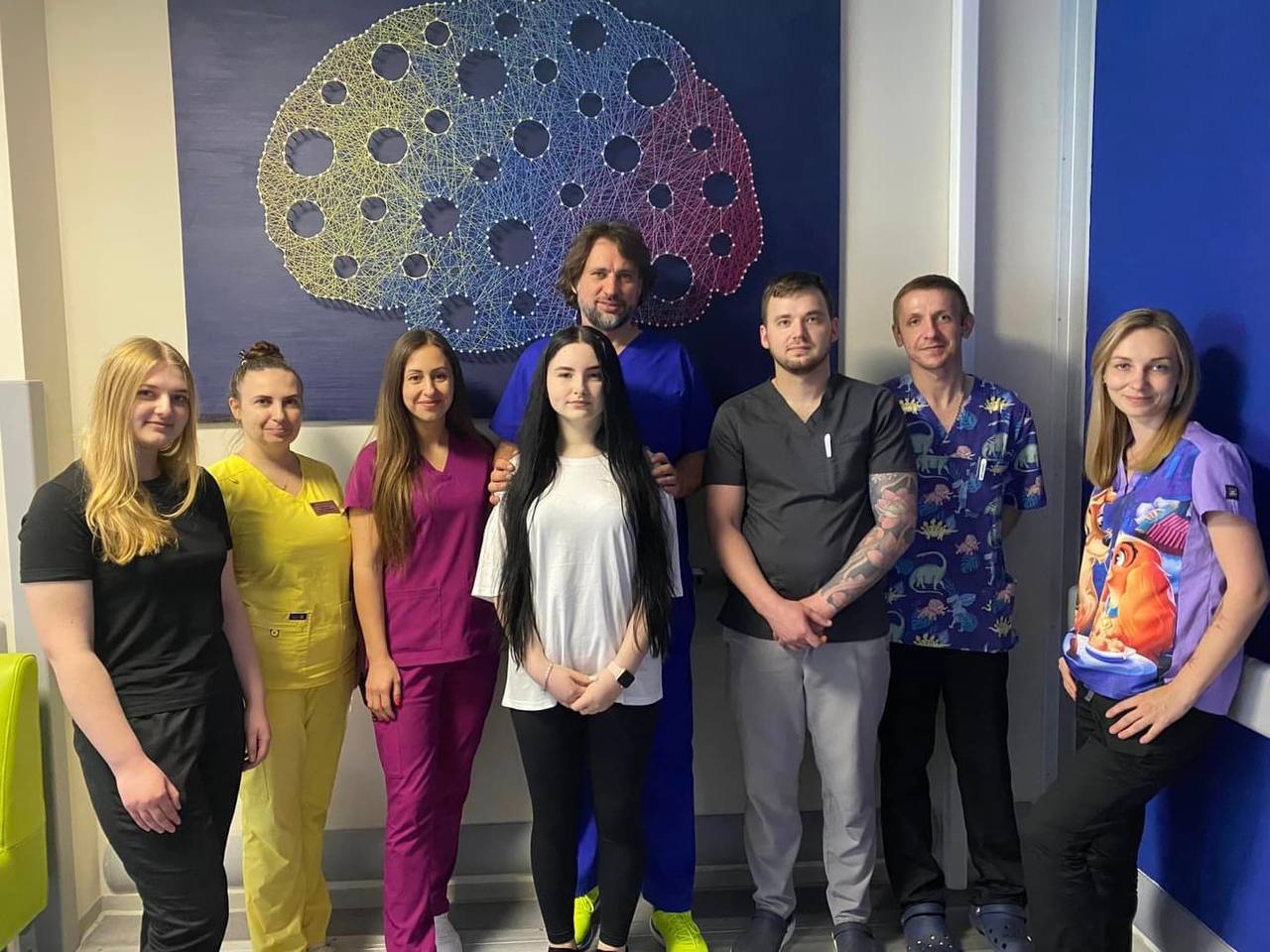 Лікарі в Києві зробили операцію на мозку, під час якої пацієнтка з ними розмовляла: як це вдалося (фото)