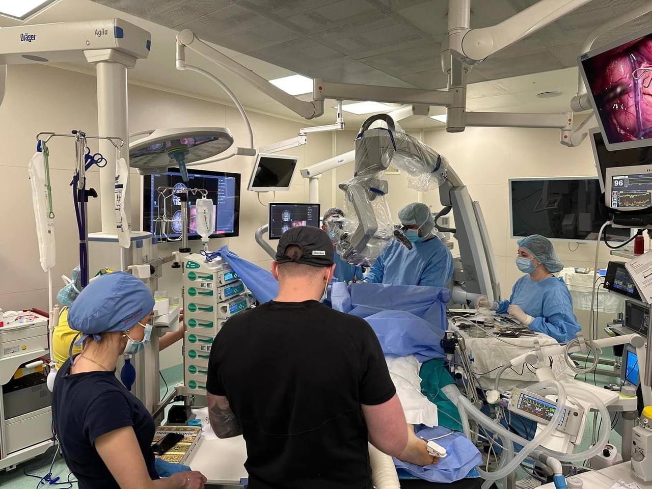 Лікарі в Києві зробили операцію на мозку, під час якої пацієнтка з ними розмовляла: як це вдалося (фото)