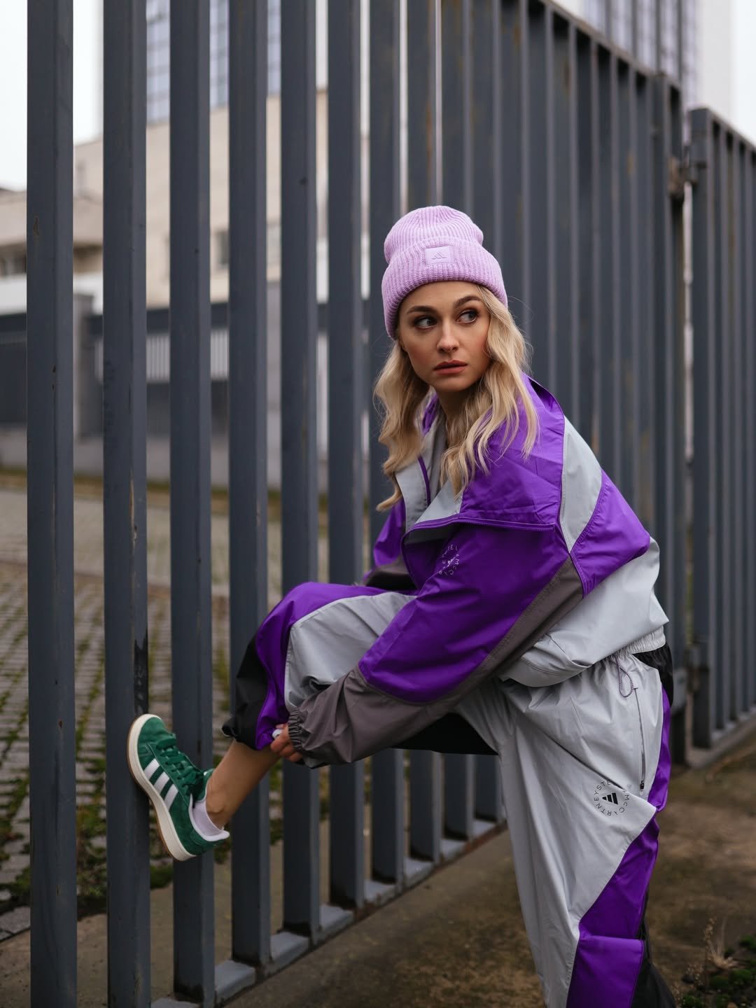 Спорт-шик для зимы 2026: образ Анастасии Цимбалару с пуховиком и кроссовками