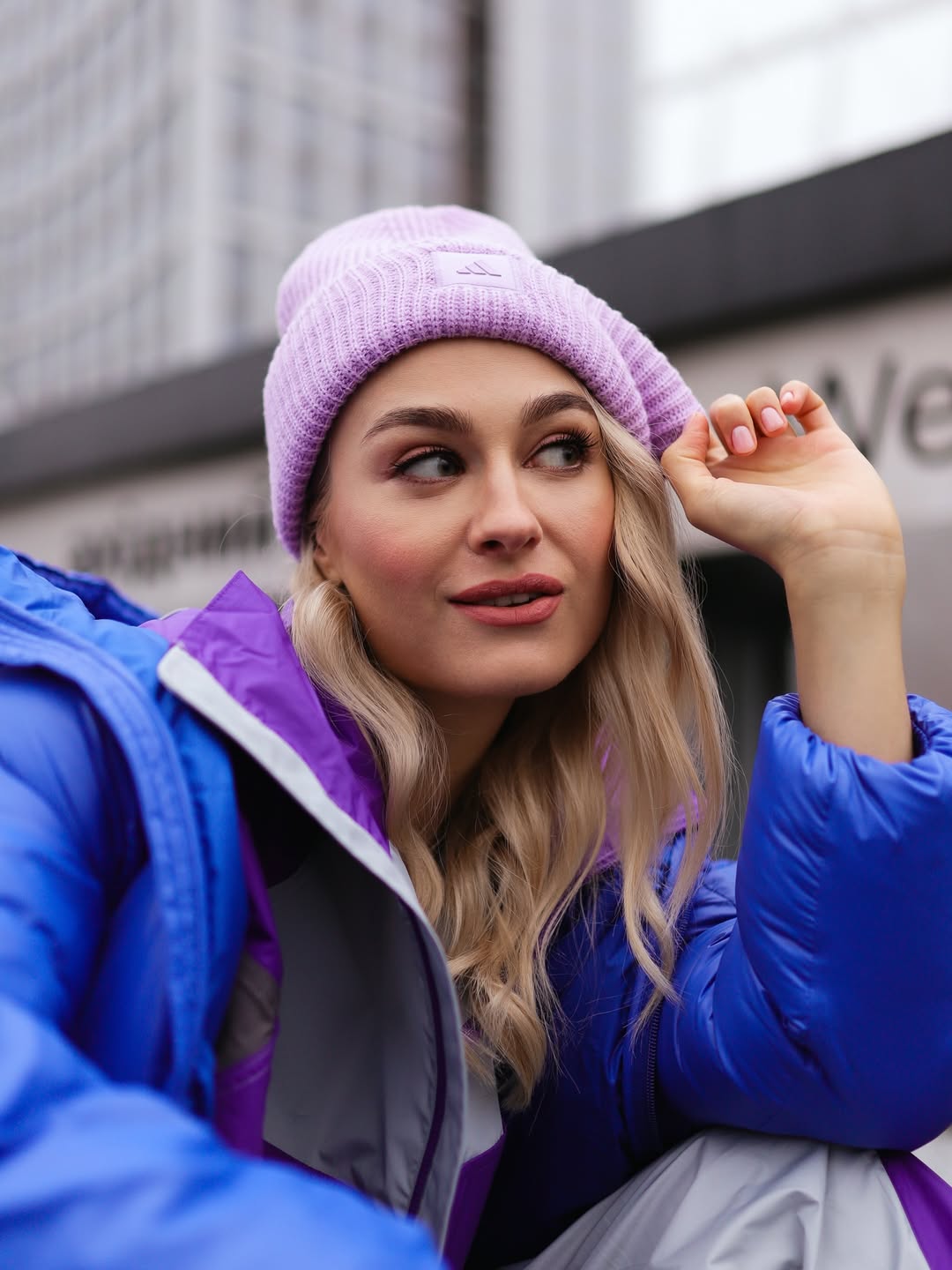 Спорт-шик для зимы 2026: образ Анастасии Цимбалару с пуховиком и кроссовками