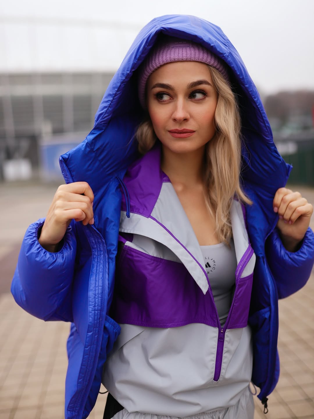 Спорт-шик для зимы 2026: образ Анастасии Цимбалару с пуховиком и кроссовками