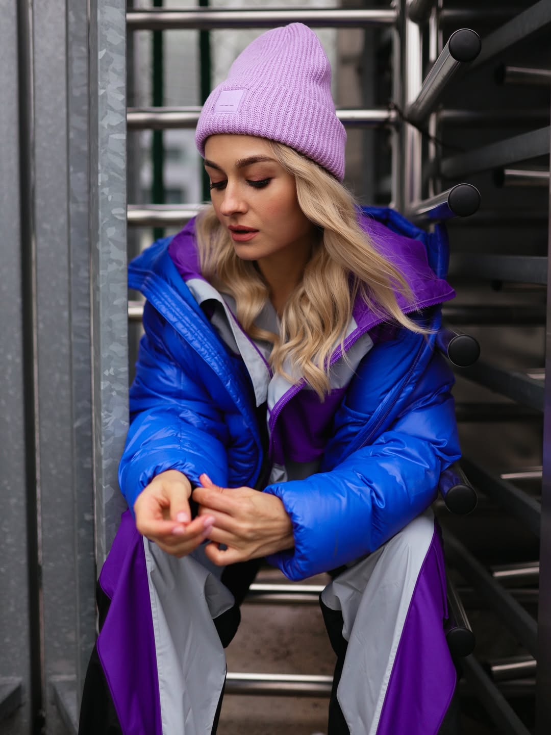 Спорт-шик для зимы 2026: образ Анастасии Цимбалару с пуховиком и кроссовками