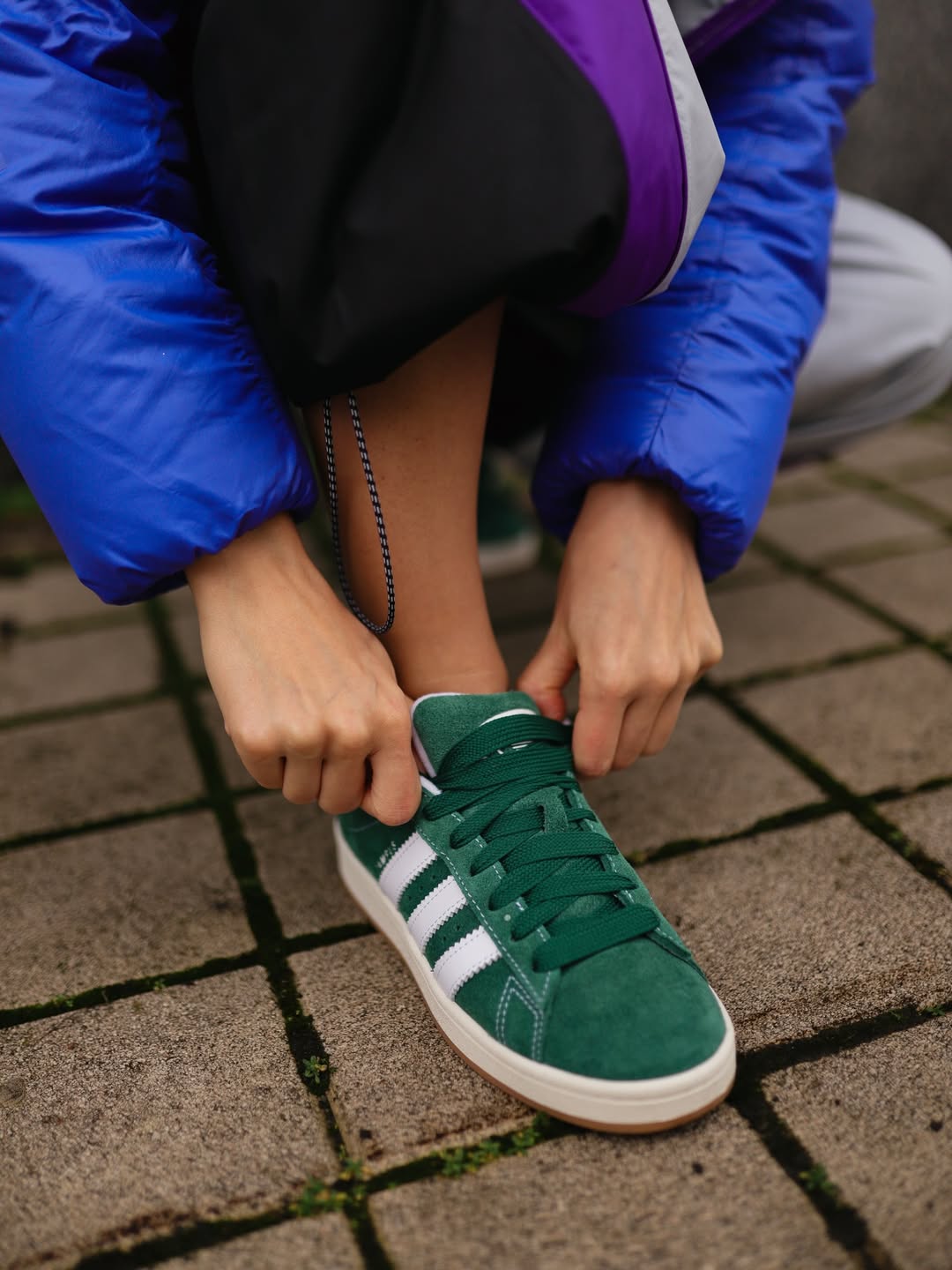 Спорт-шик для зимы 2026: образ Анастасии Цимбалару с пуховиком и кроссовками