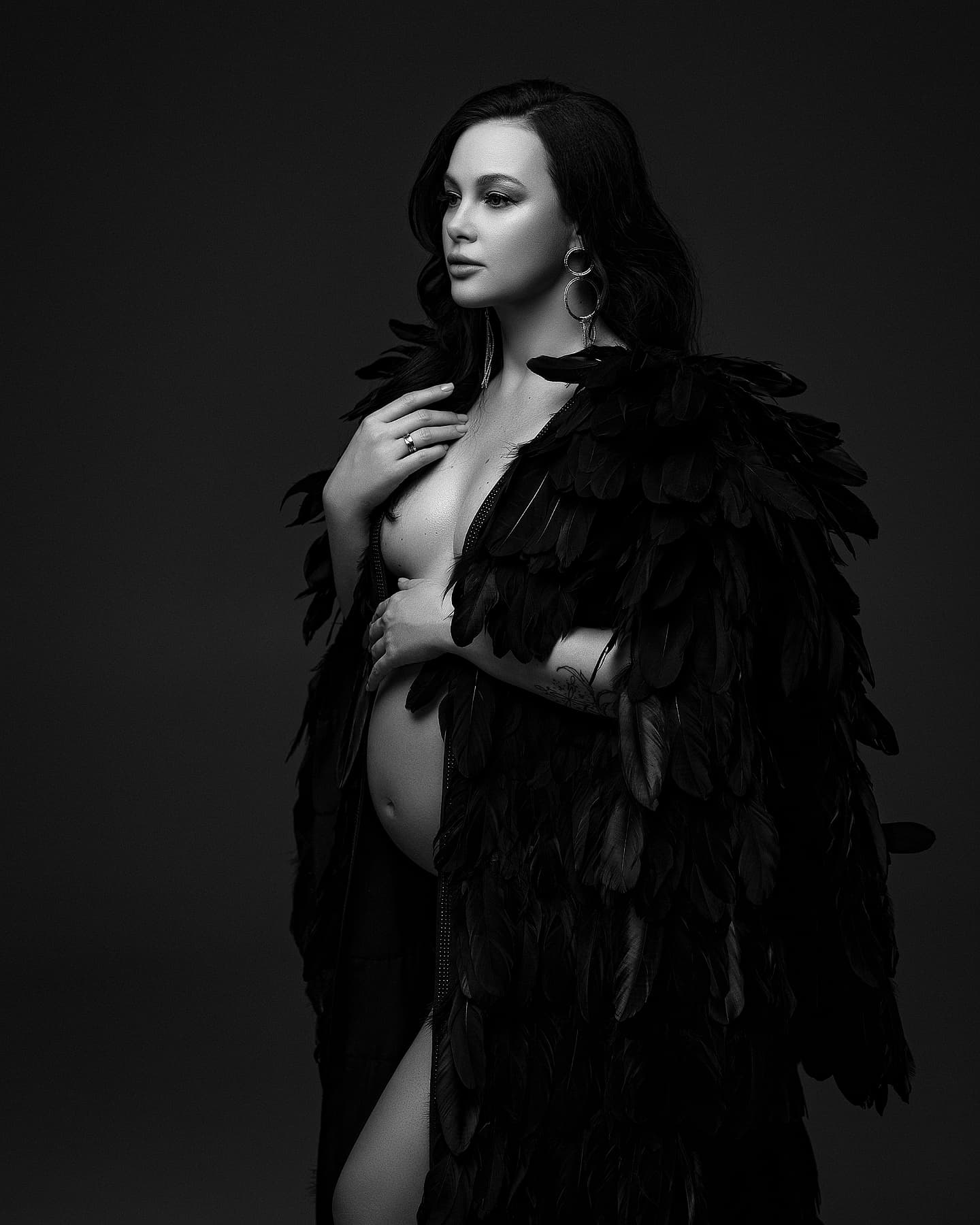 Жена Позитива очаровала смелыми фото без белья на последнем месяце беременности