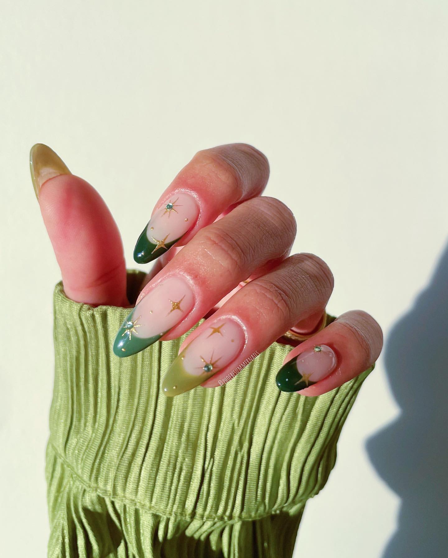 Какой цвет маникюра идеально подходит для празднования Нового года-2025: фото