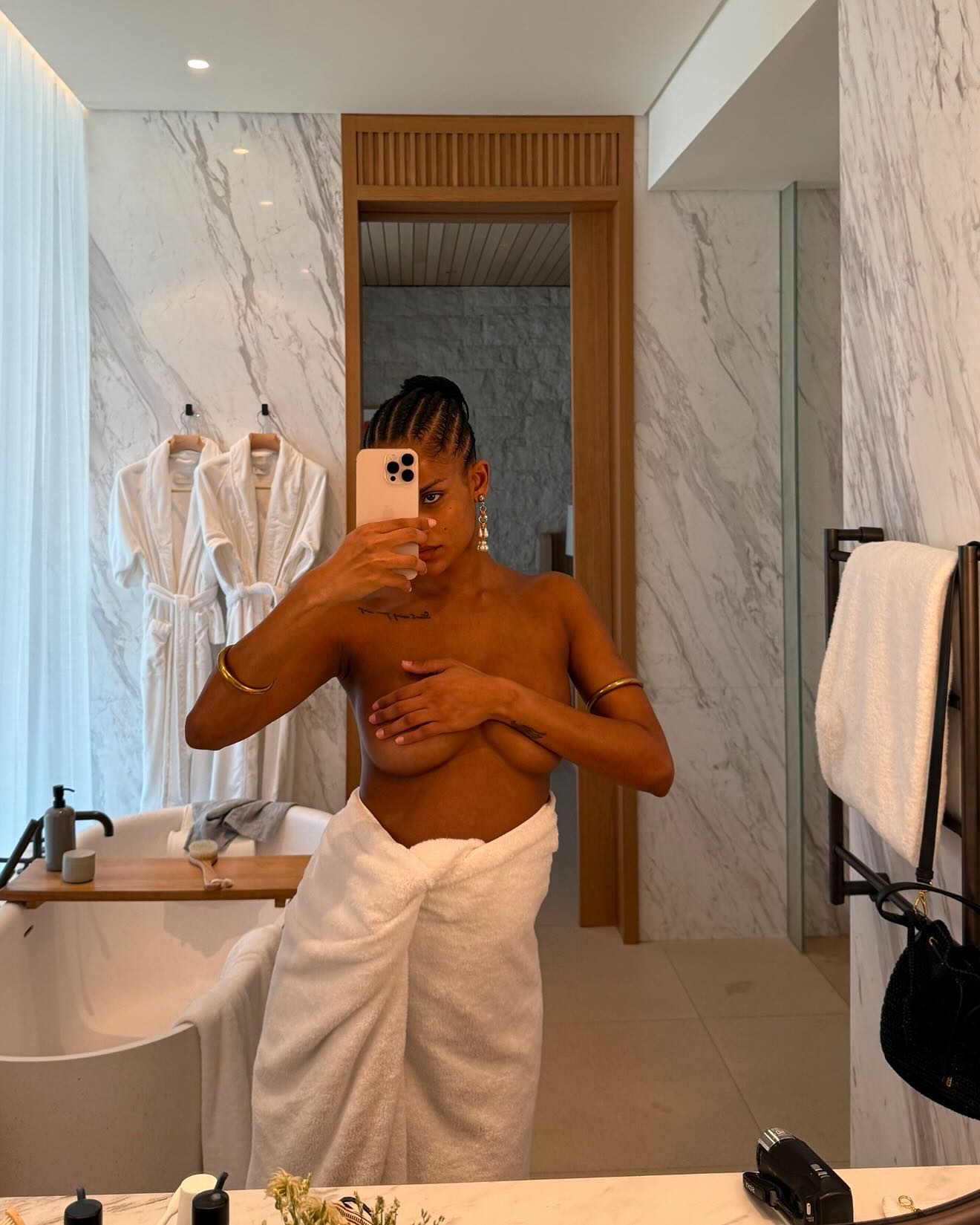 Дівчина Венсана Касселя показала чималий живіт на останніх місяцях вагітності: пікантні фото