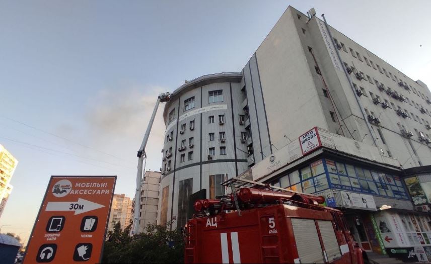 В Киеве горел бизнес-центр "Колизей". Из кабины лифта спасли ребенка
