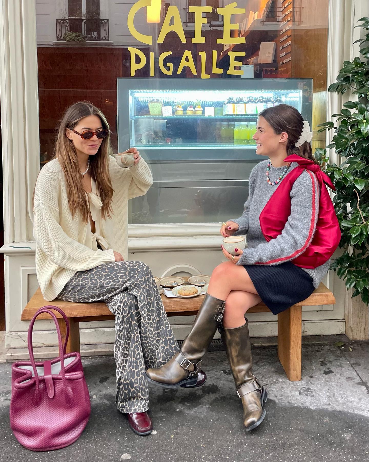 Как носить байкерские сапоги осенью 2024 года: 5 стильных идей с юбками