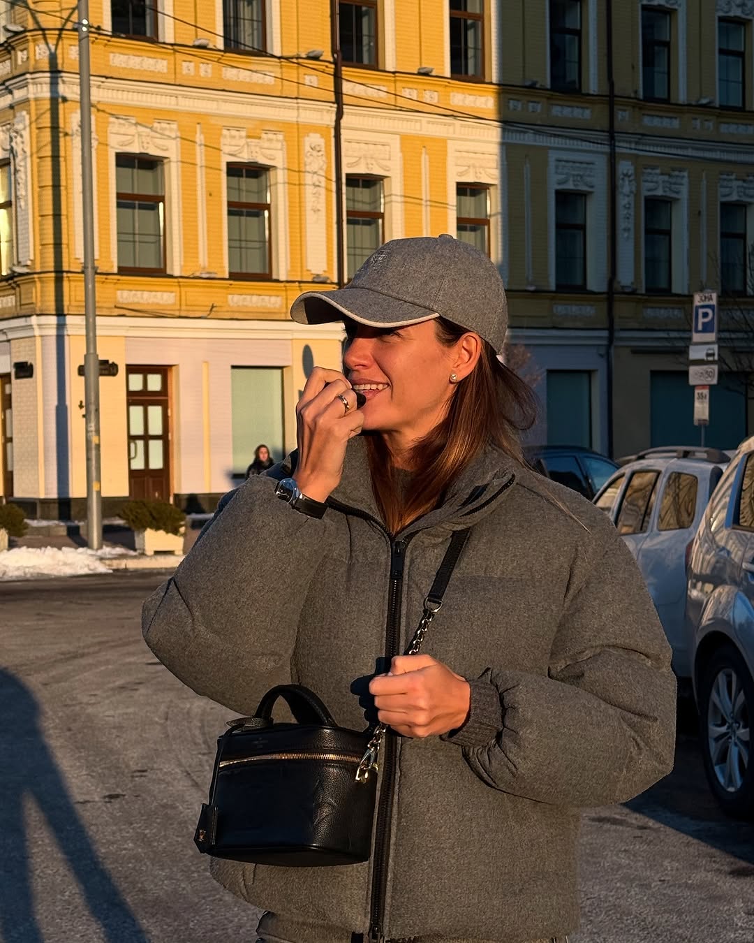 Як виглядають наймодніші джинси на весну 2025: дружина Решетніка продемонструвала стильний &quot;лук&quot;