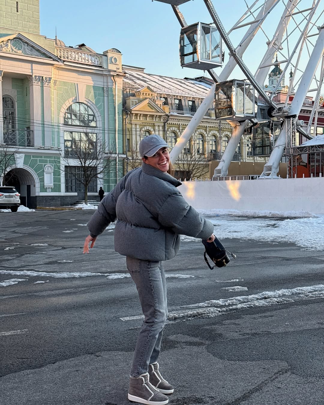 Як виглядають наймодніші джинси на весну 2025: дружина Решетніка продемонструвала стильний &quot;лук&quot;