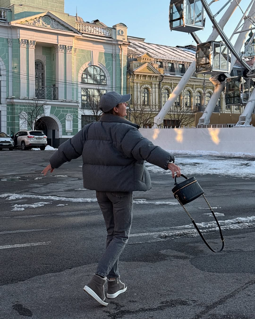 Як виглядають наймодніші джинси на весну 2025: дружина Решетніка продемонструвала стильний &quot;лук&quot;