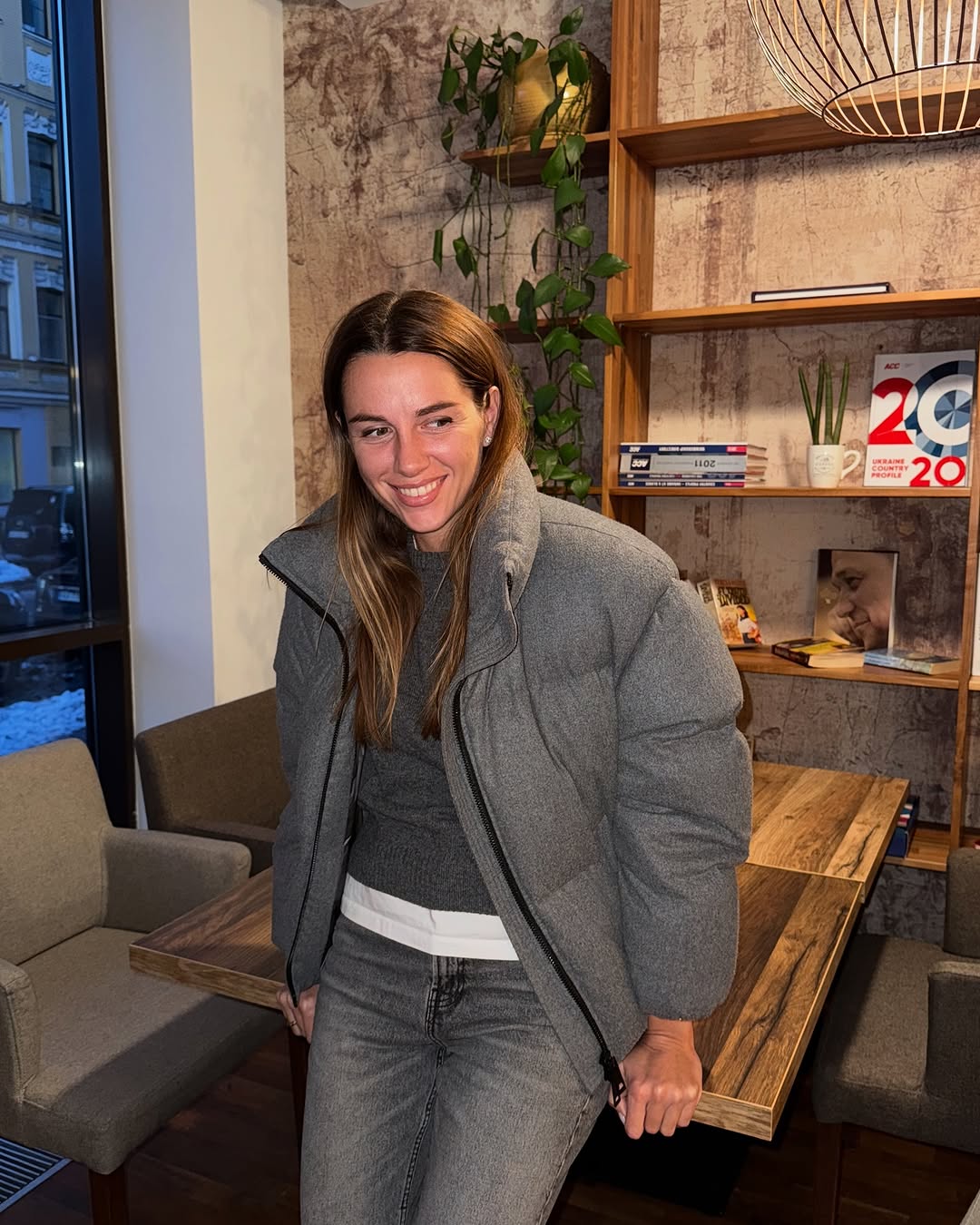 Як виглядають наймодніші джинси на весну 2025: дружина Решетніка продемонструвала стильний &quot;лук&quot;