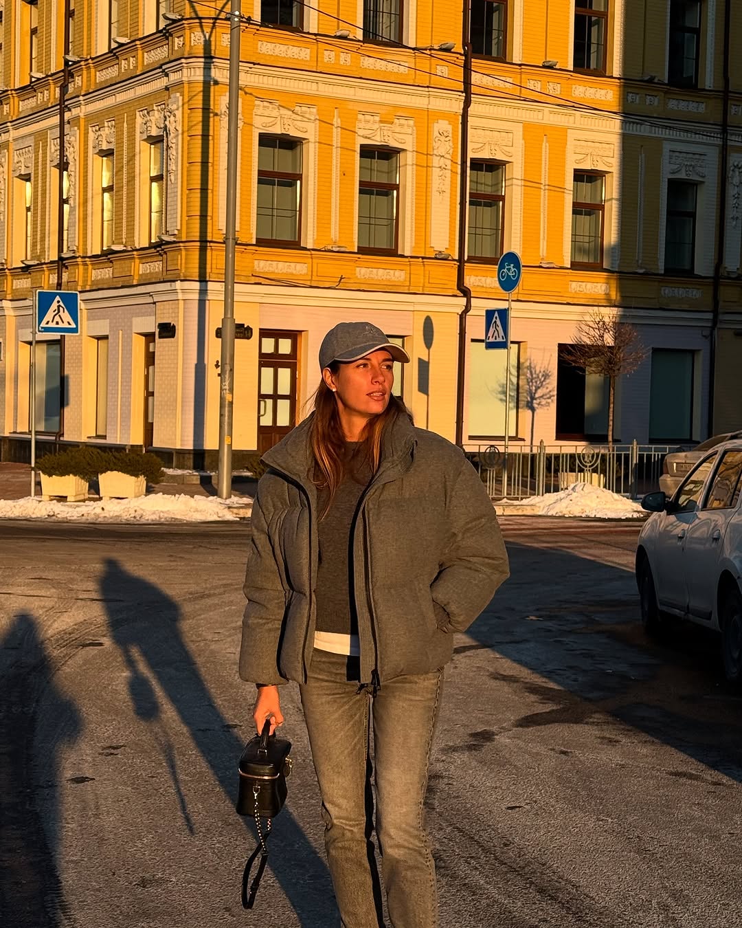 Як виглядають наймодніші джинси на весну 2025: дружина Решетніка продемонструвала стильний &quot;лук&quot;