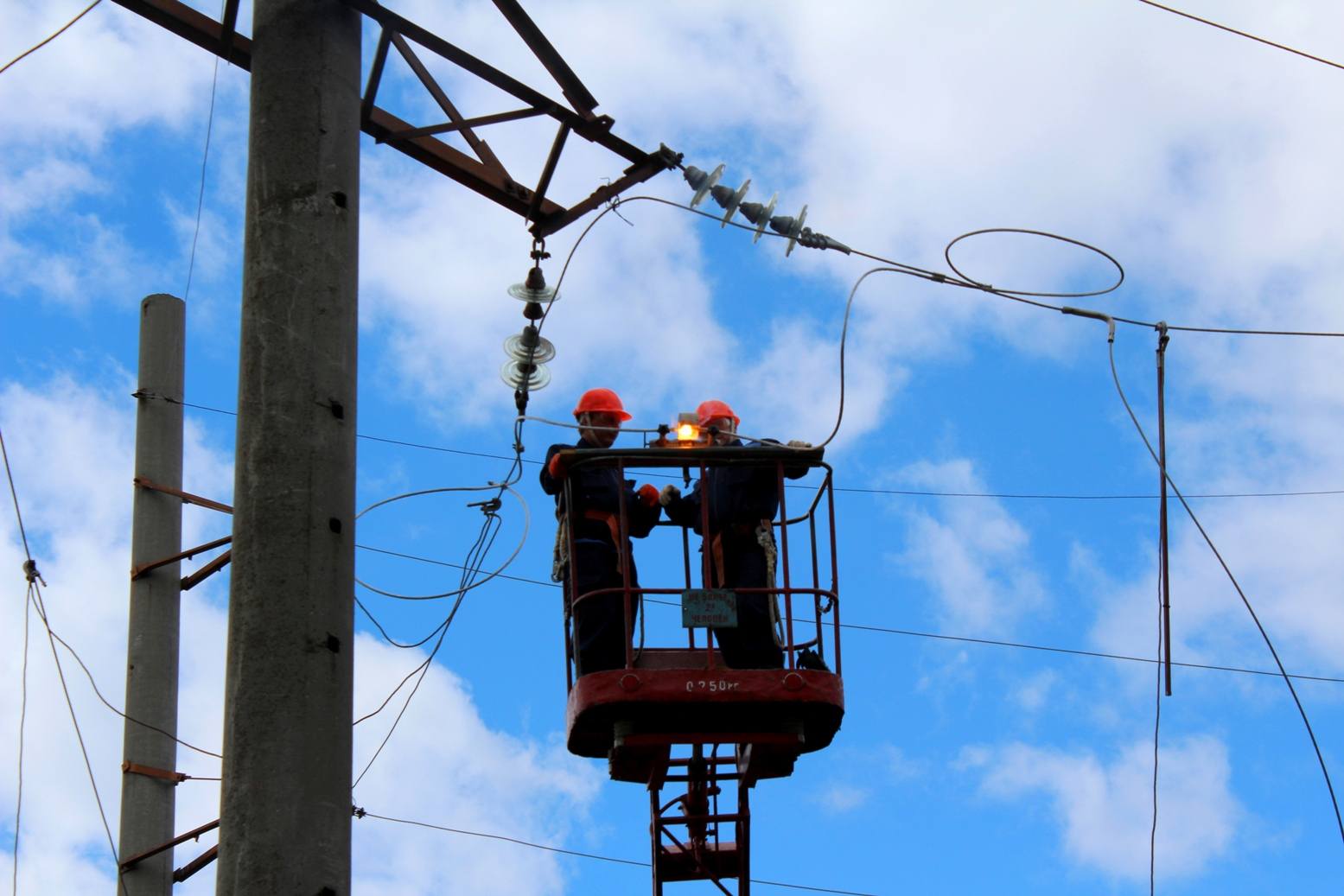 "Працюємо там, де тривають бойові дії": інтерв’ю з енергетиком про ціну світла під час війни