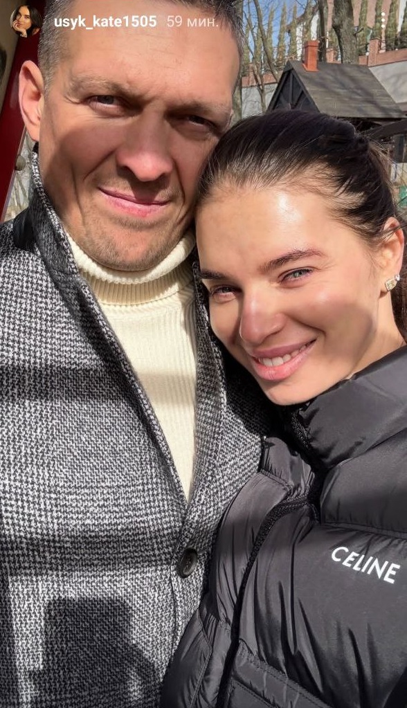 Жена Усика очаровала новым фото боксера с самой маленькой дочкой